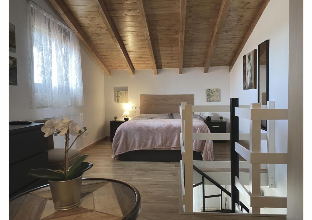 1 dormitorio con cama y mesa de cristal en Duplex de encanto en Isla Playa en Arnuero