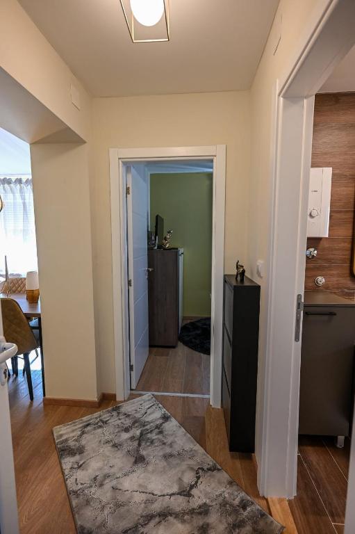 Kuchyň nebo kuchyňský kout v ubytování BANE APARTMANI 7