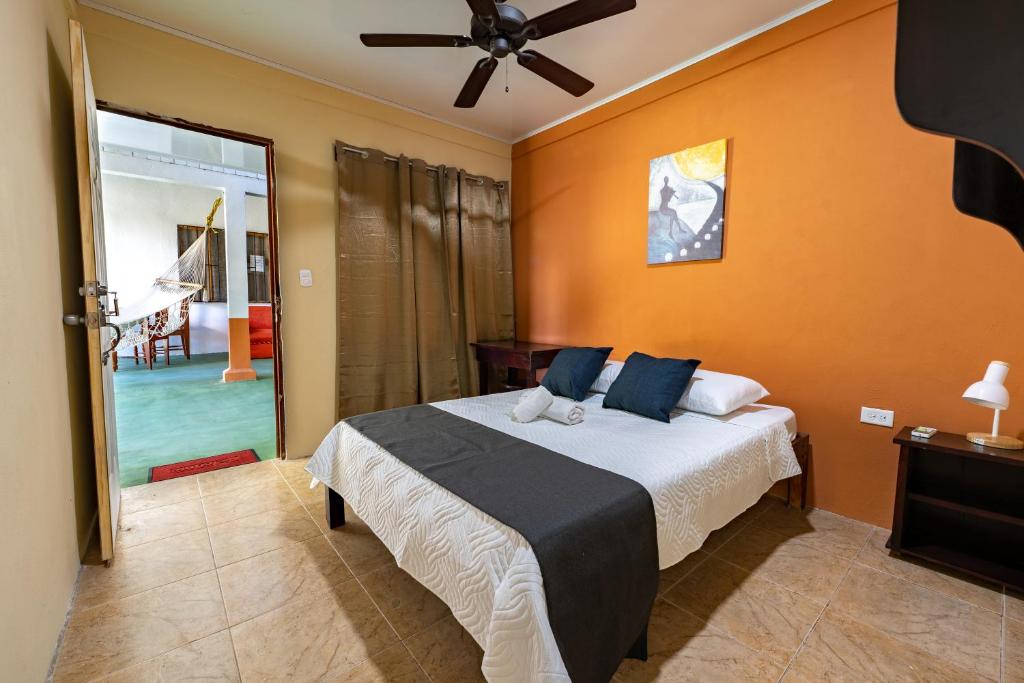 Krevet ili kreveti u jedinici u okviru objekta El Cocobolo Food&Rest Room 3 Bed and Breakfast WiFi AC Pkg gratis