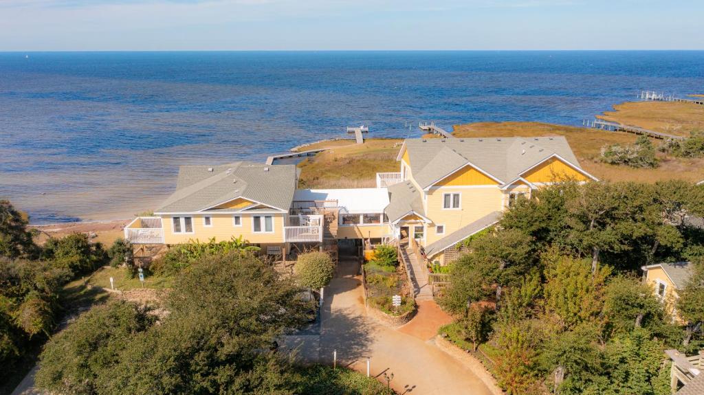 eine Luftansicht eines Hauses und des Ozeans in der Unterkunft The Inn on Pamlico Sound in Buxton