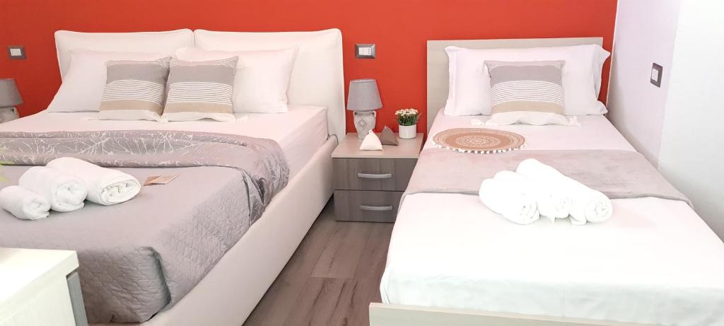 a bedroom with two beds with white sheets at DOMU IRENE in Triei