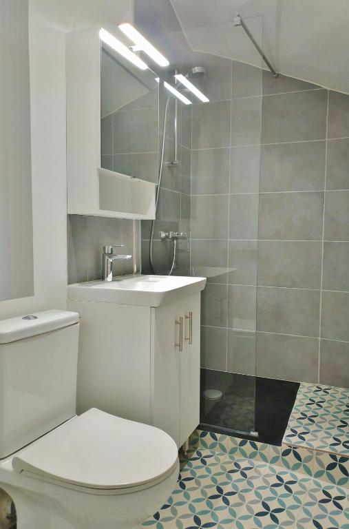 Kúpeľňa v ubytovaní Joli studio au calme, centre historique de Pertuis