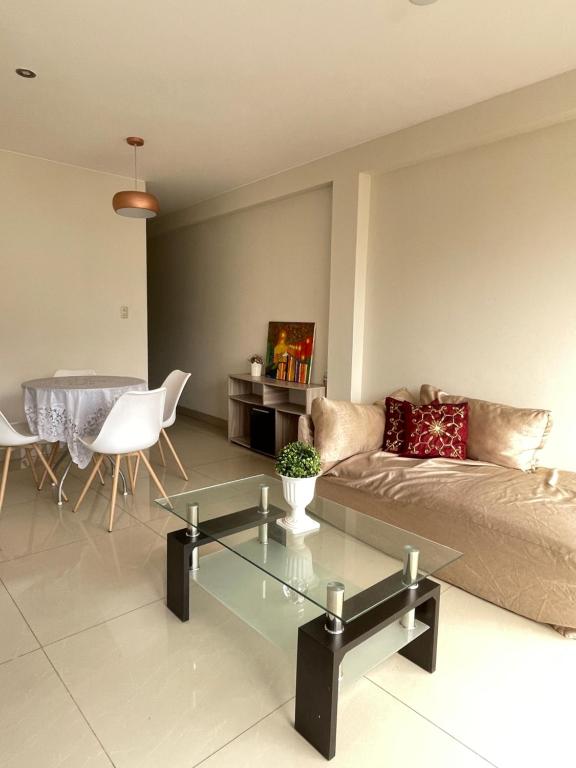 uma sala de estar com um sofá e uma mesa em Hermoso departamento en pueblo libre cerca al aeropuerto em Lima