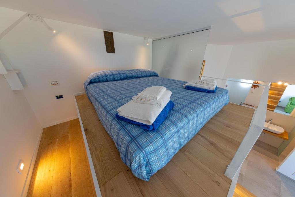 Un dormitorio con una cama con dos toallas encima. en Loft Bacco, en Cefalú
