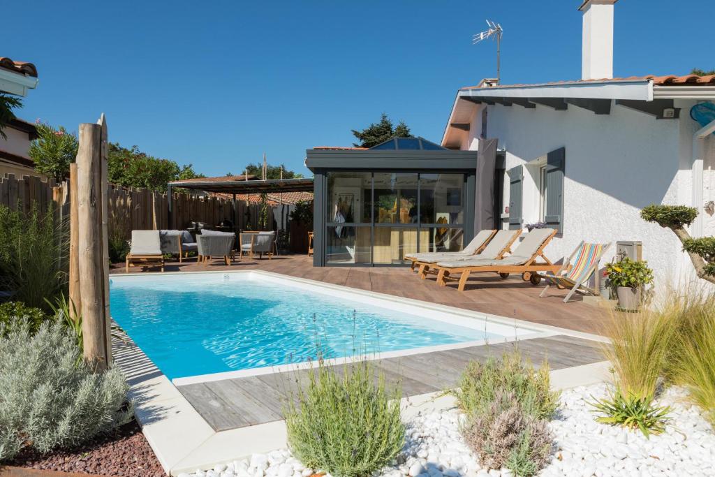 a swimming pool in the backyard of a house at VILLA PIERARTLOU in Arès