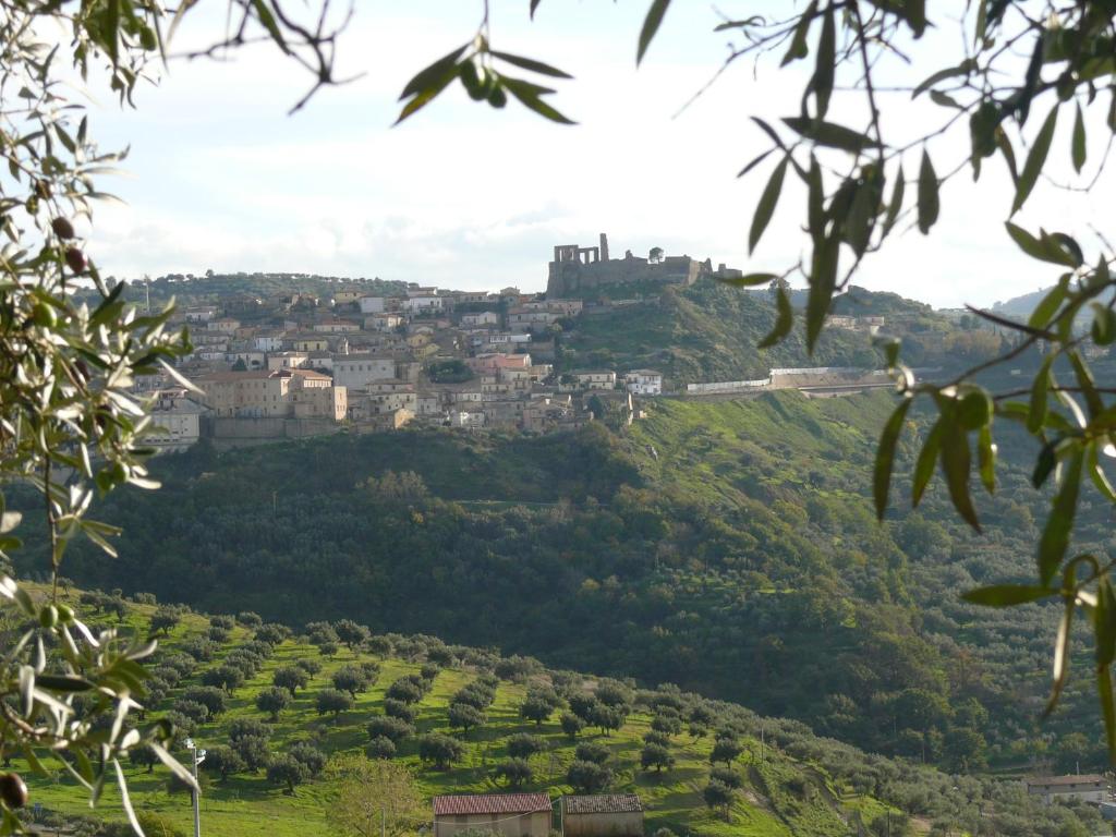 ein Schloss auf einem Hügel in der Unterkunft Borgo Medievale Squillace in Squillace