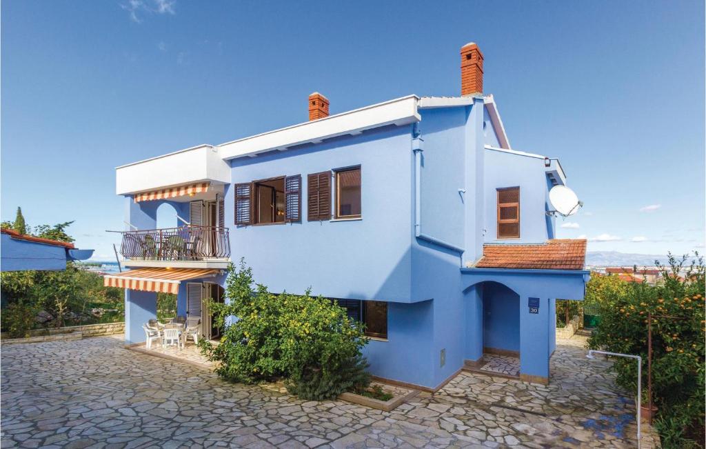 een blauw-wit huis met een kolf bij Pet Friendly Home In Kali With House Sea View in Kali