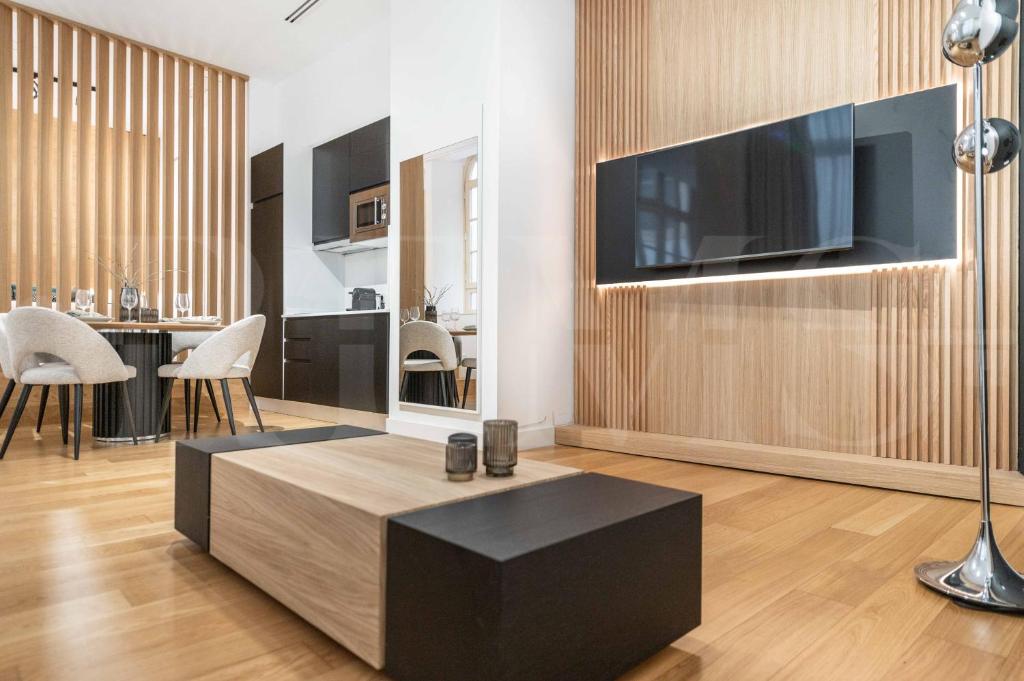 Televízia a/alebo spoločenská miestnosť v ubytovaní Elegant studio in the heart of Malaga by REMS