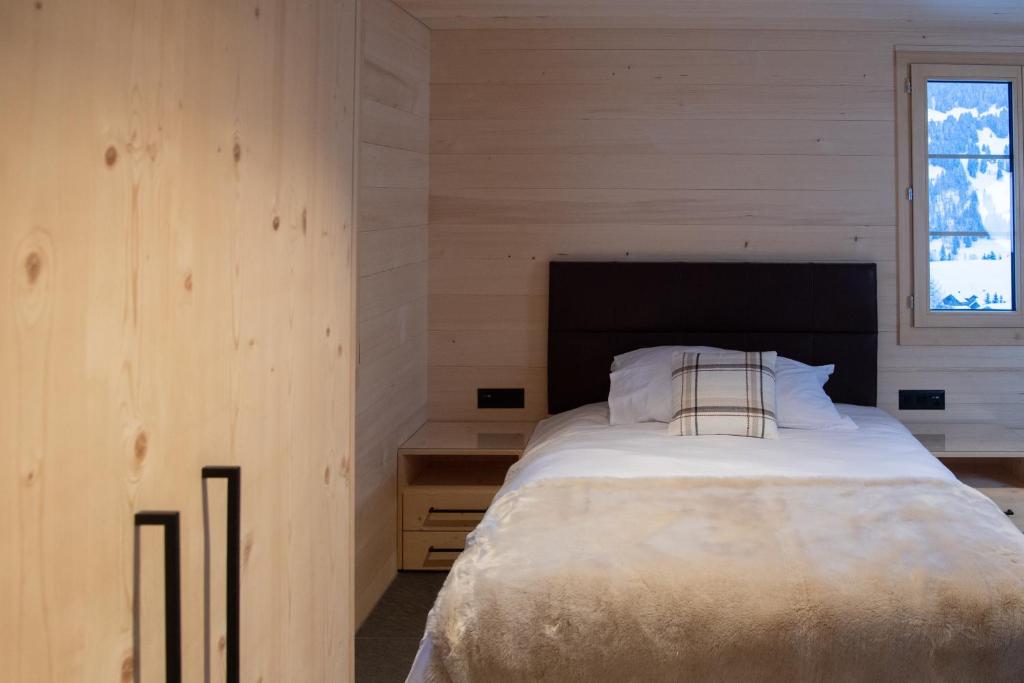 Postel nebo postele na pokoji v ubytování Chalet mit Kino und Jacuzzi in Gsteig b. Gstaad