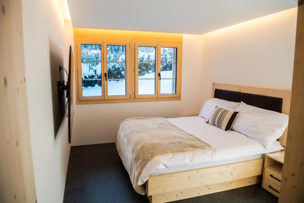 Postel nebo postele na pokoji v ubytování Chalet mit Kino und Jacuzzi in Gsteig b. Gstaad