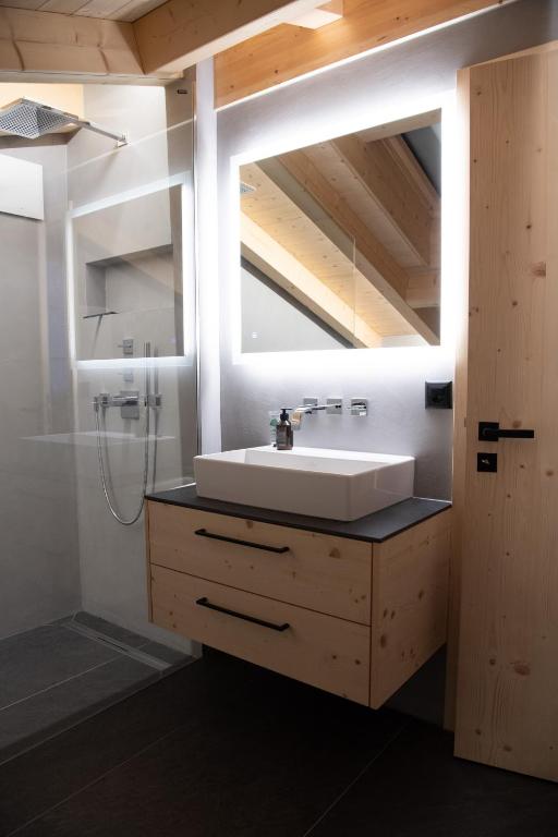 Koupelna v ubytování Chalet mit Kino und Jacuzzi in Gsteig b. Gstaad