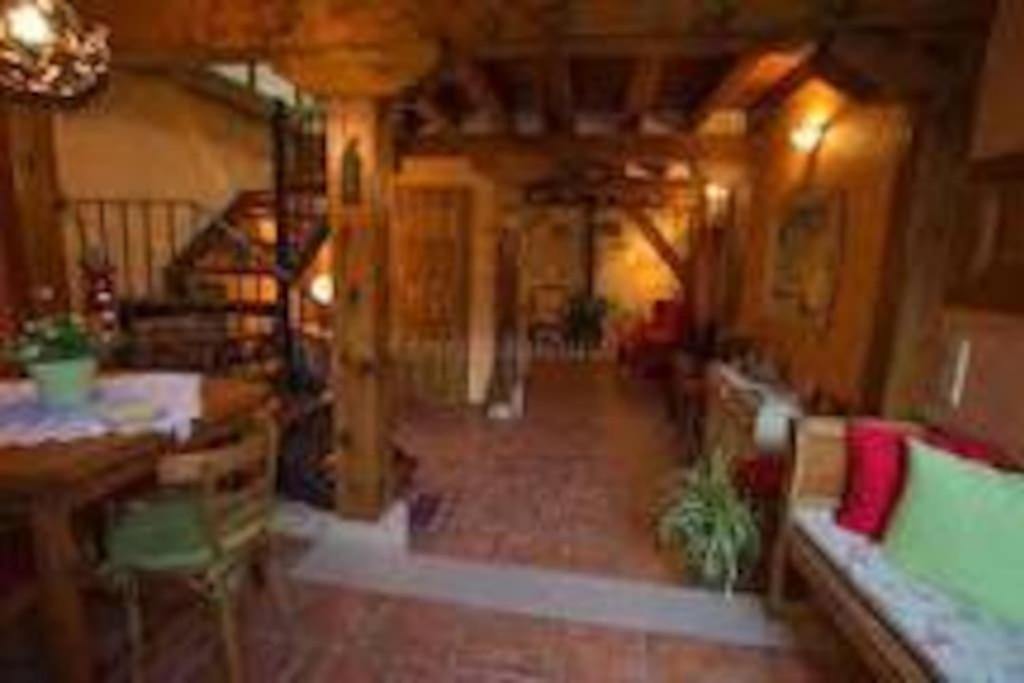 ein Wohnzimmer mit einem Sofa und einem Tisch in der Unterkunft Casa Rural Mi Rinconcillo in Valleruela de Pedraza