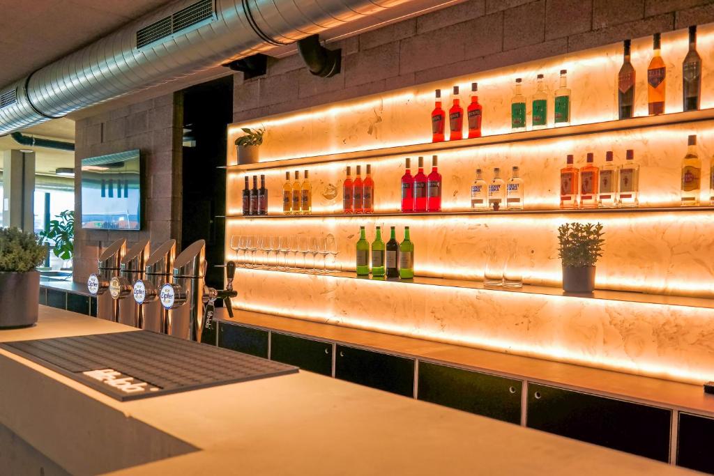Lounge nebo bar v ubytování Boulderbar Hotel Leonding