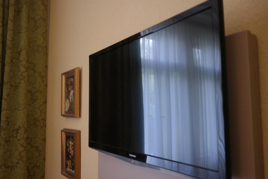 TV a/nebo společenská místnost v ubytování Hotel Villa Glas