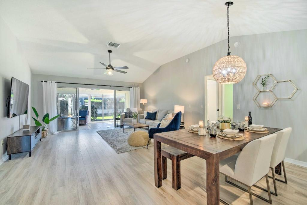 Televisyen dan/atau pusat hiburan di Sunny Home with Golf Cart in The Villages!