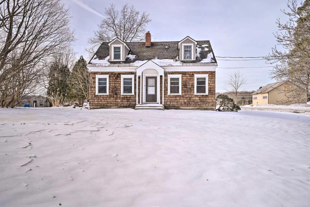 una casa con nieve en el suelo delante de ella en Charming Oswego Cottage Rental on Orchard!, en Oswego