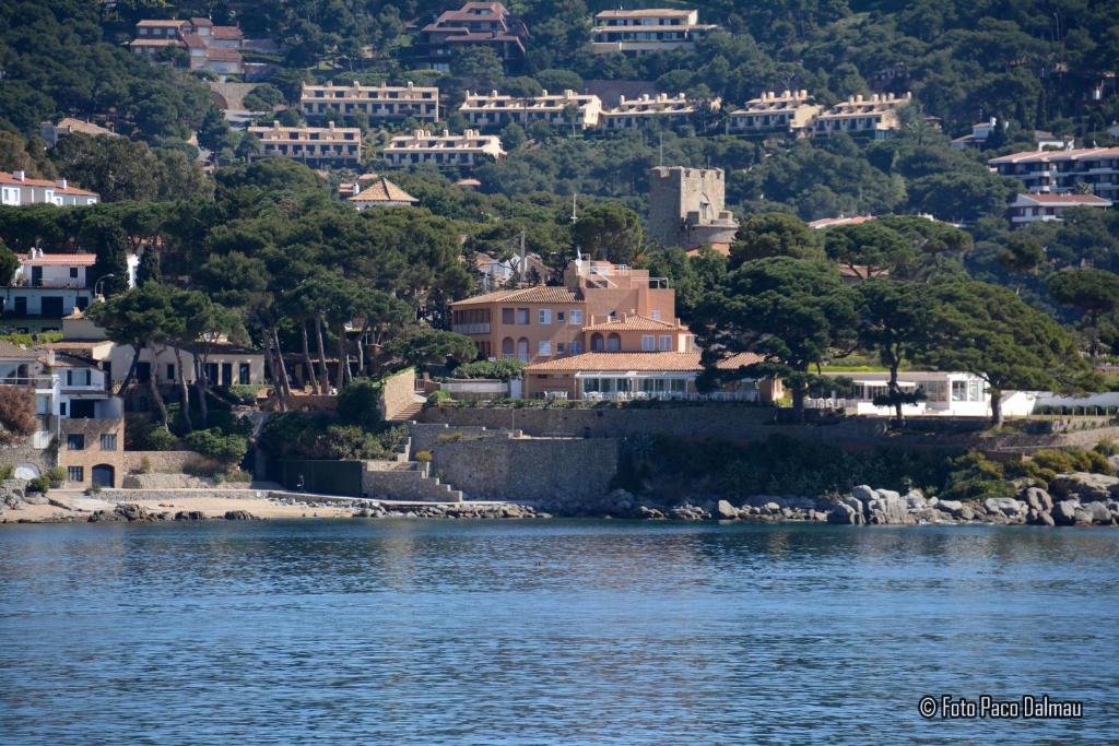 una ciudad a orillas de un cuerpo de agua en Hotel La Torre, en Calella de Palafrugell