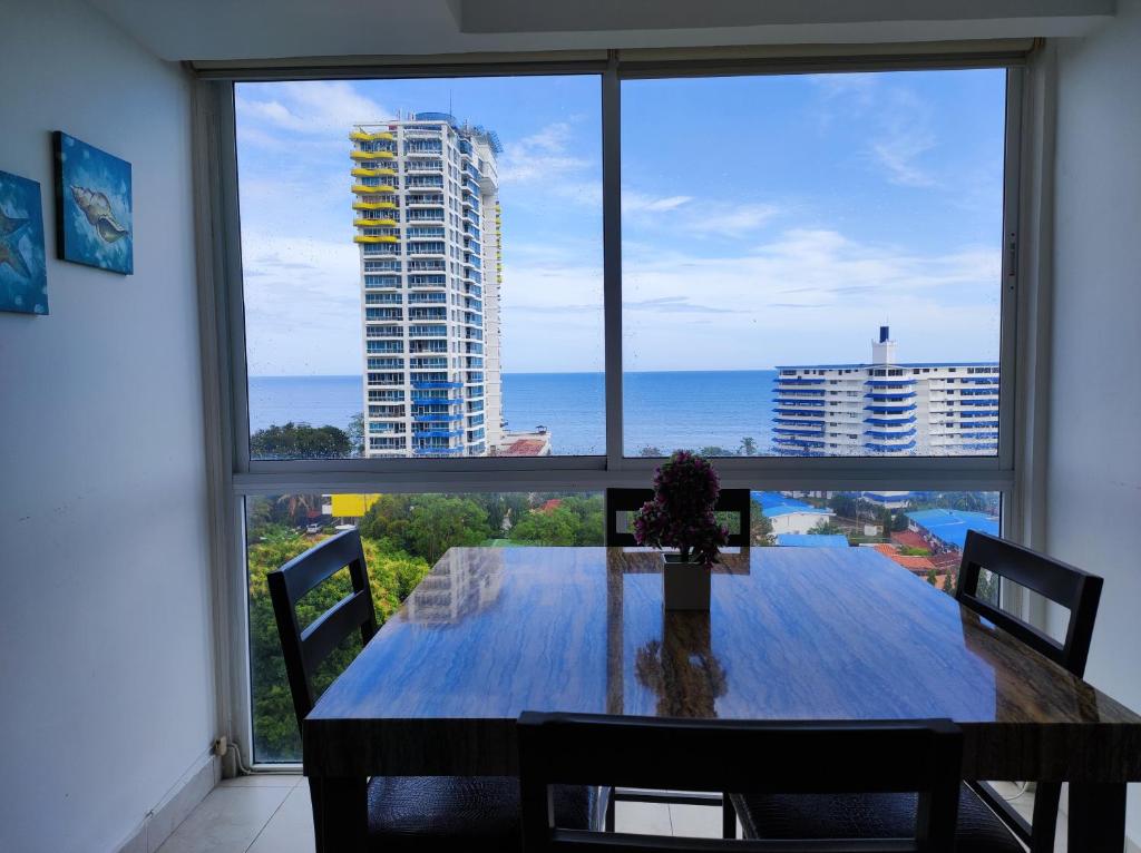 a dining room table with a view of the ocean at Apartamentos en Playa Coronado in Playa Coronado