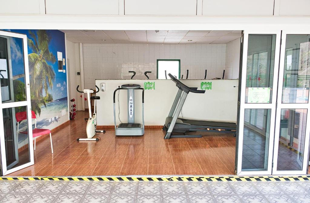 Centrum fitness w obiekcie Malibu apartamento con campo de tennis y piscina con solarium