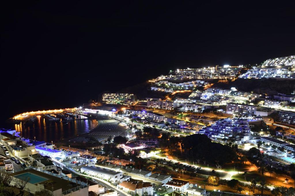 Widok na miasto Puerto Rico de Gran Canaria z tego apartamentu