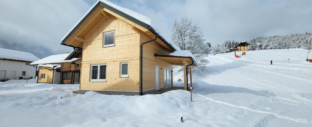 eine Holzhütte im Schnee mit schneebedecktem Boden in der Unterkunft Dijkstra`s Cottage 679 in Kötschach