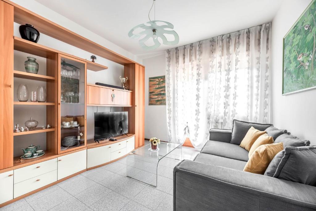 a living room with a couch and a tv at Residence Fragole Apartment Venice in Campalto