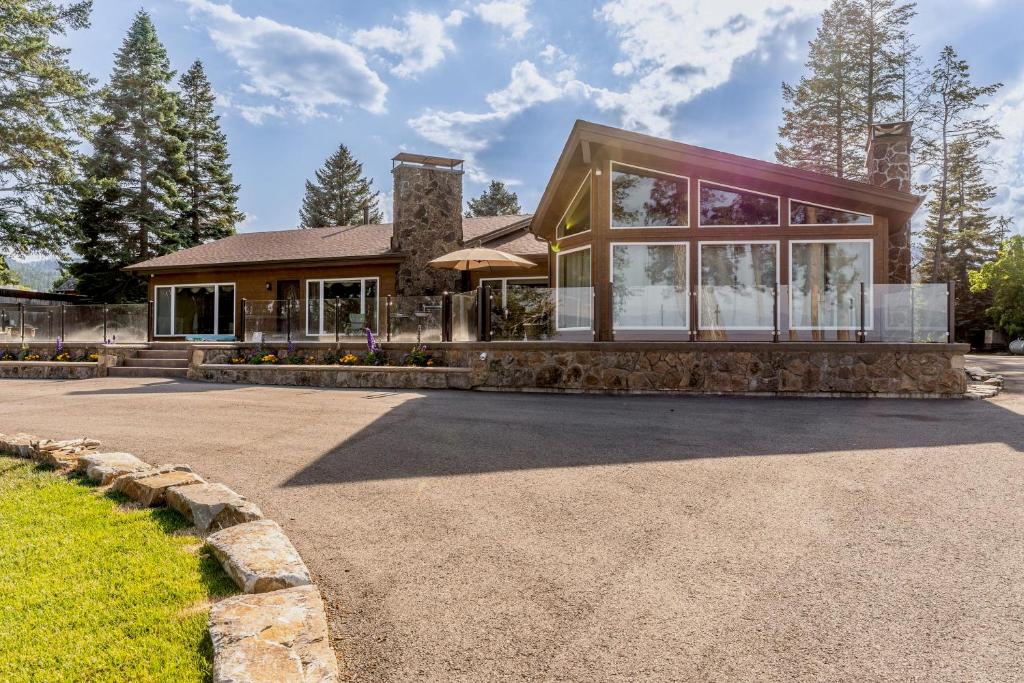 uma casa com uma entrada de pedra em frente em Flathead Lake Villa - Main Home em Lakeside