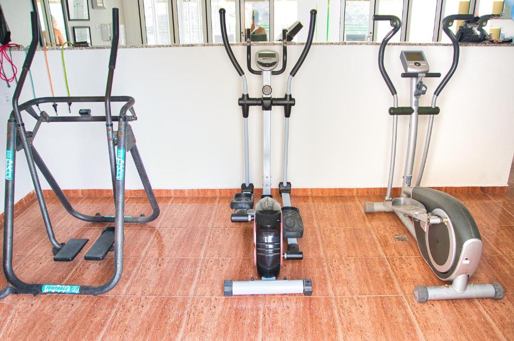 Fitness centrum a/nebo fitness zařízení v ubytování Malibu 2 apartamento con aire acondicionado, campo de tennis y piscina con solarium