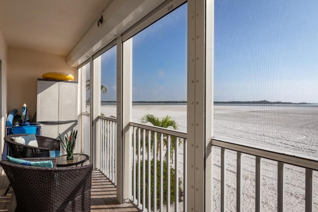 Gallery image of Castle Beach 105, Gulf Front, 2 Bedrooms, , Elevator, Sleeps 6, Heated Pool in Fort Myers Beach