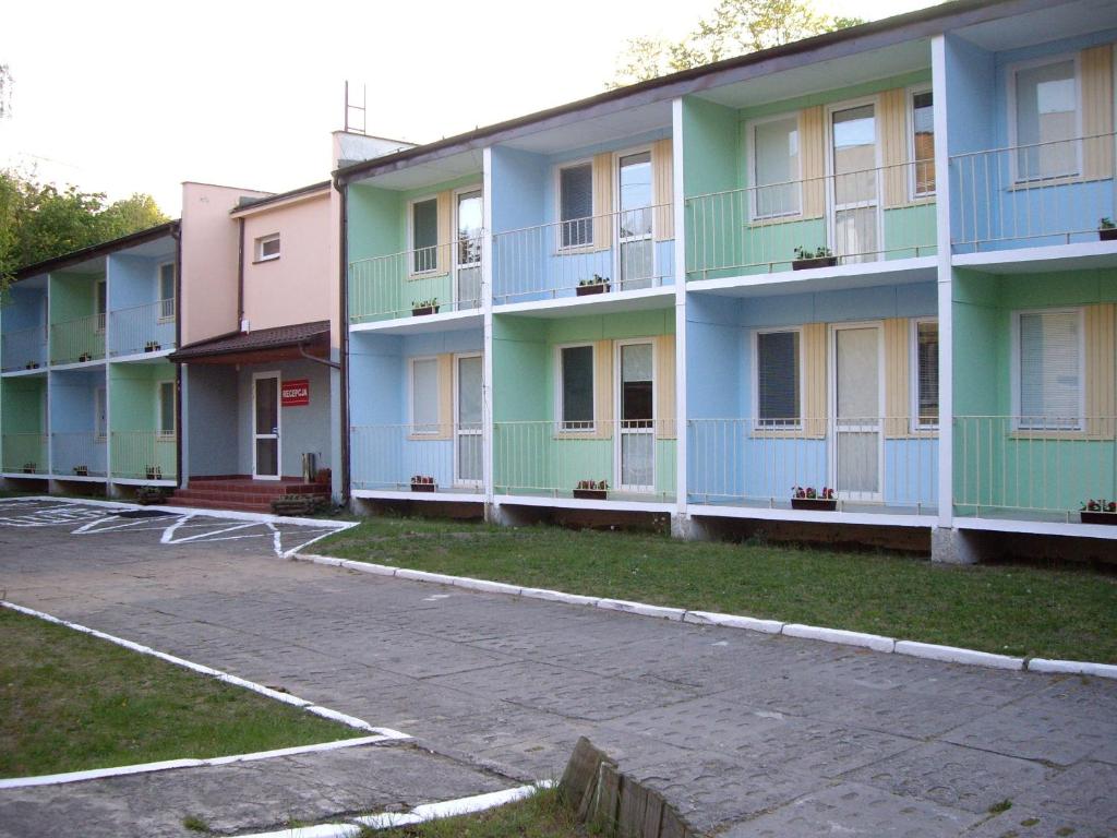 un parking vide devant un bâtiment dans l'établissement Pokoje Gościnne Standard, à Jastrzębia Góra