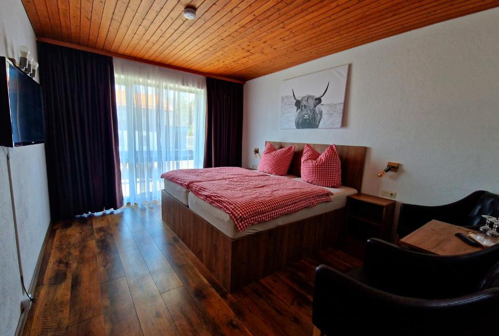 Postel nebo postele na pokoji v ubytování Gästehaus Geist Inkl, Chiemgau Karte