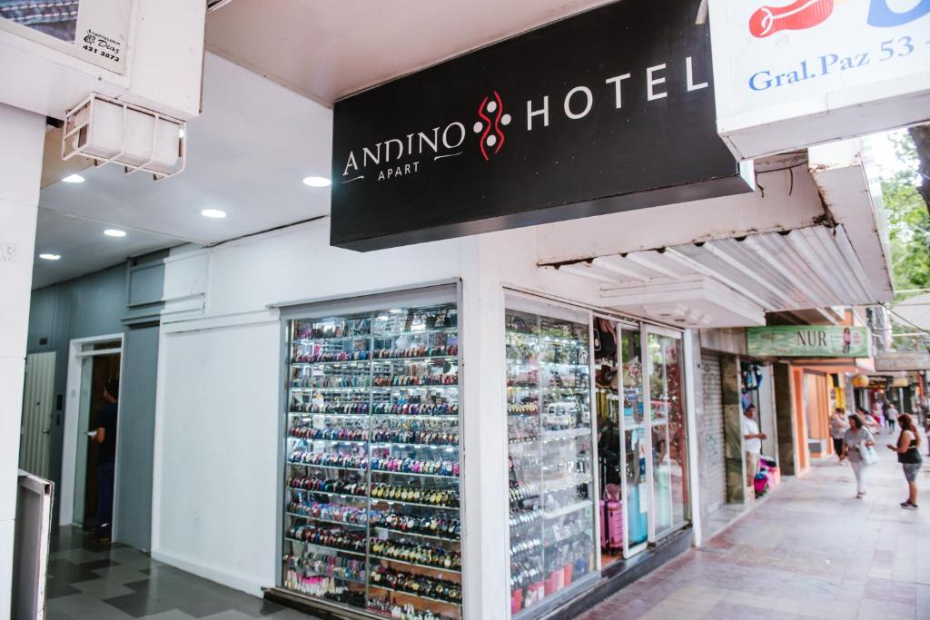 una tienda en un centro comercial con un cartel en Apart Hotel Andino en Mendoza