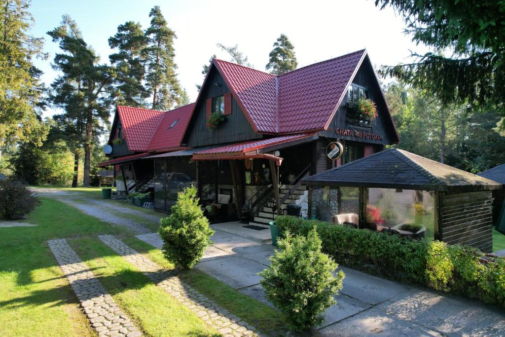 een huis met een rood dak en een tuin bij Chata Pri potoku in Stará Lesná