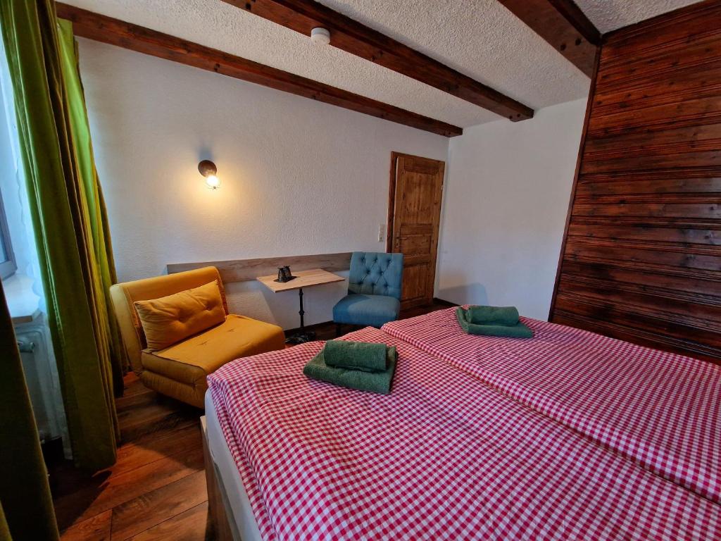 Postel nebo postele na pokoji v ubytování Gästehaus Geist Inkl, Chiemgau Karte