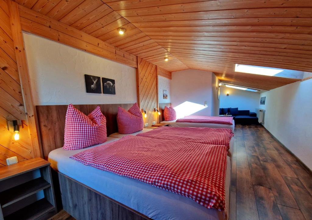 Postel nebo postele na pokoji v ubytování Gästehaus Geist Inkl, Chiemgau Karte