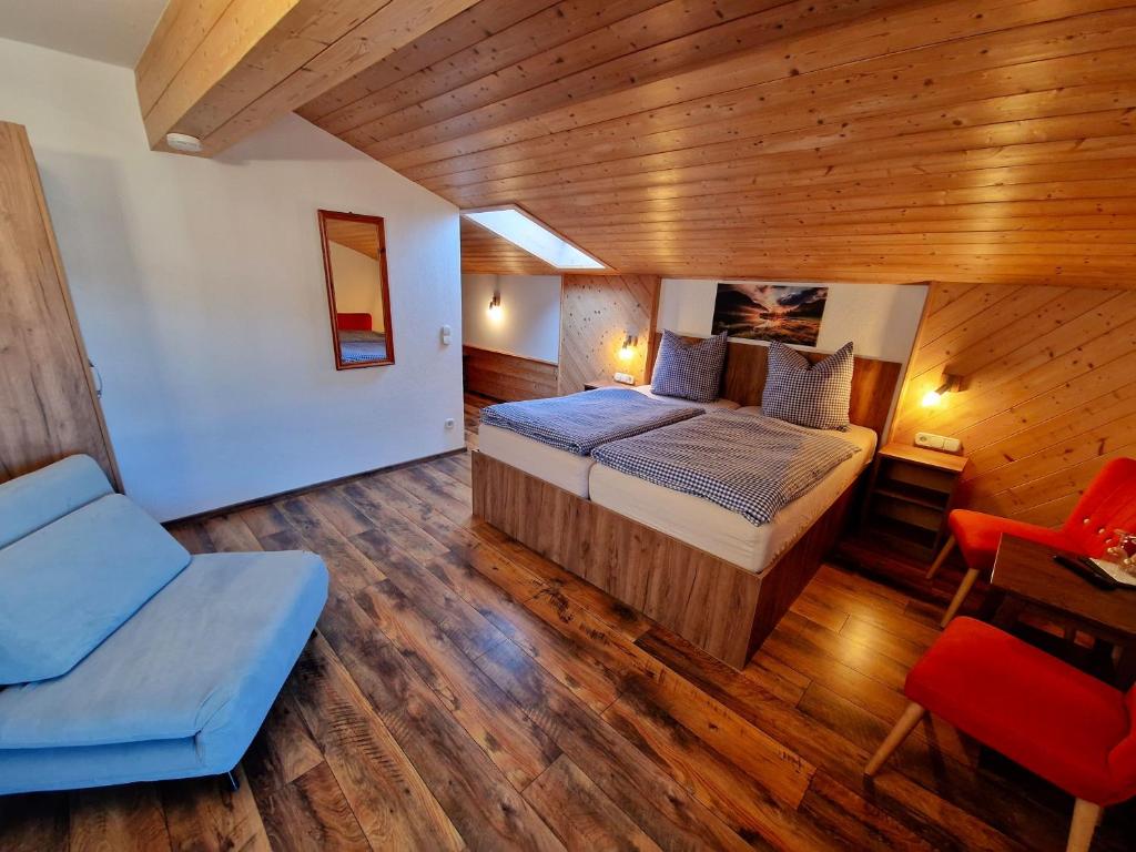 Postel nebo postele na pokoji v ubytování Gästehaus Geist Inkl, Chiemgau Karte