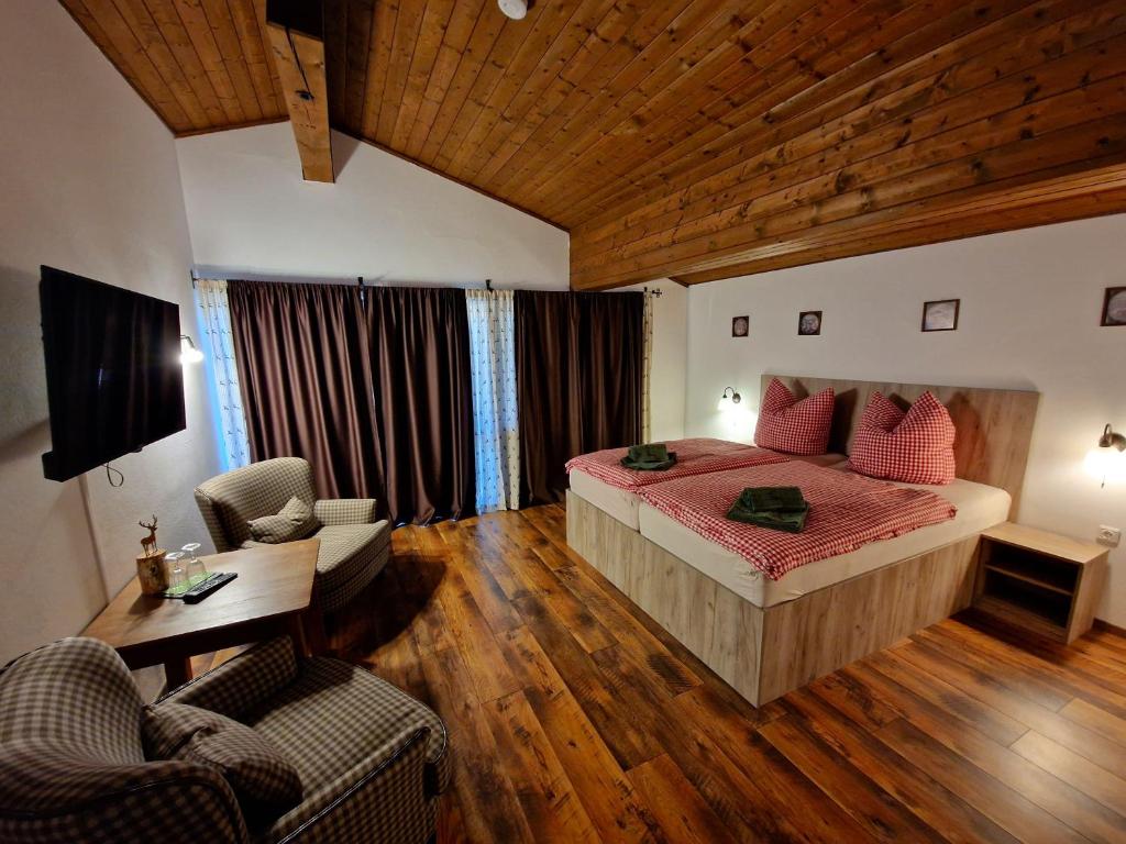 Postel nebo postele na pokoji v ubytování Gästehaus Geist Inkl, Chiemgau Karte