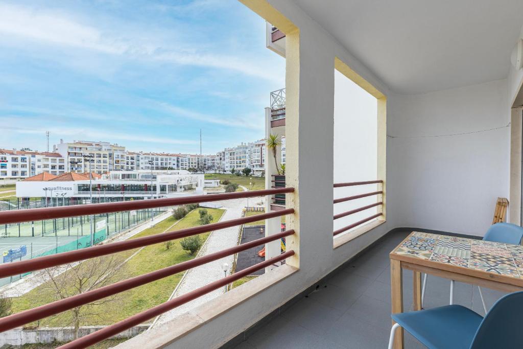 balcón con vistas a la ciudad en Sunny 2 BDR Apartment by LovelyStay en Charneca