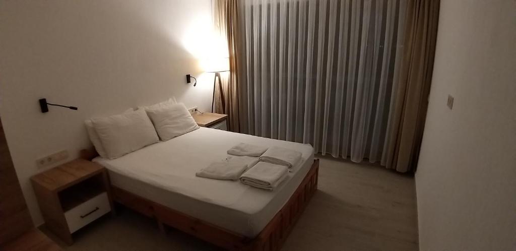 Postel nebo postele na pokoji v ubytování Lindos Pension