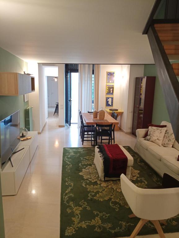 uma sala de estar com um sofá e uma mesa em Villetta Marianna em Bari Palese