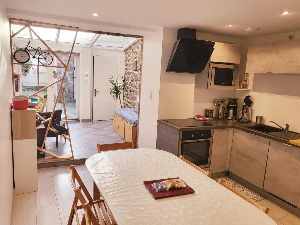 Kuchnia lub aneks kuchenny w obiekcie L'Héméra: Maison au coeur de Barfleur