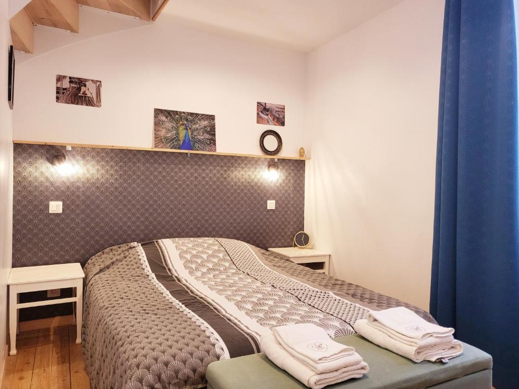 Łóżko lub łóżka w pokoju w obiekcie L'Héméra: Maison au coeur de Barfleur