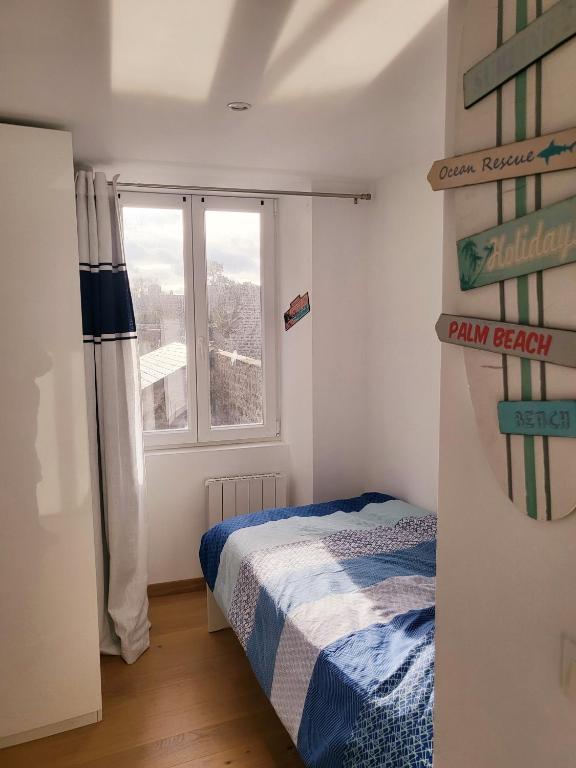 Łóżko lub łóżka w pokoju w obiekcie L'Héméra: Maison au coeur de Barfleur