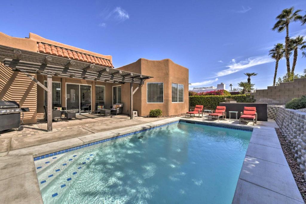 una piscina en el patio trasero de una casa en Bermuda Dunes Home with Private Pool, Patio and Grill!, en Bermuda Dunes