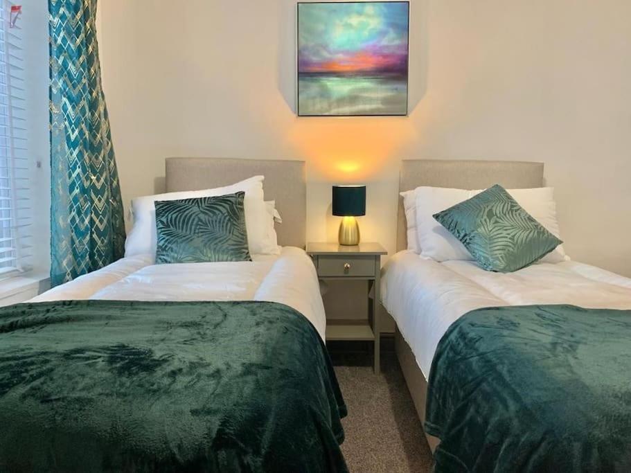 מיטה או מיטות בחדר ב-Cosy home near Caerphilly