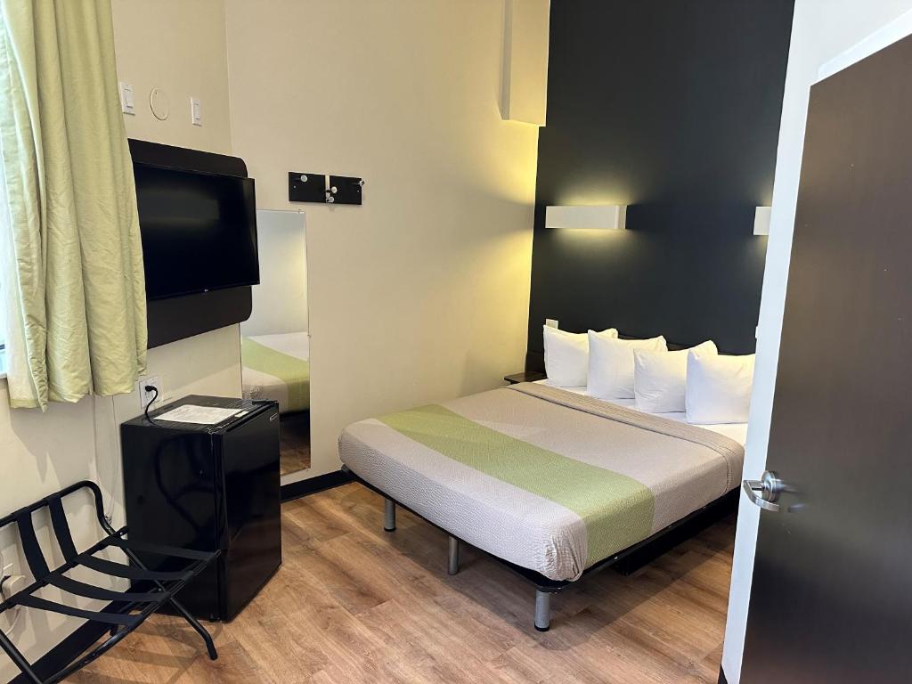 Feather Factory Hotel - 