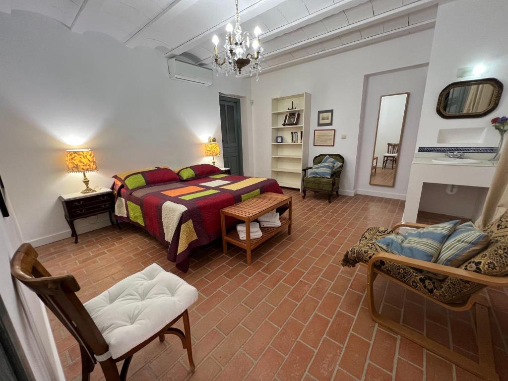 TabernoにあるCasa Rural Alzabara con Piscina Privadaのベッドルーム1室(ベッド1台、テーブル、ソファ付)