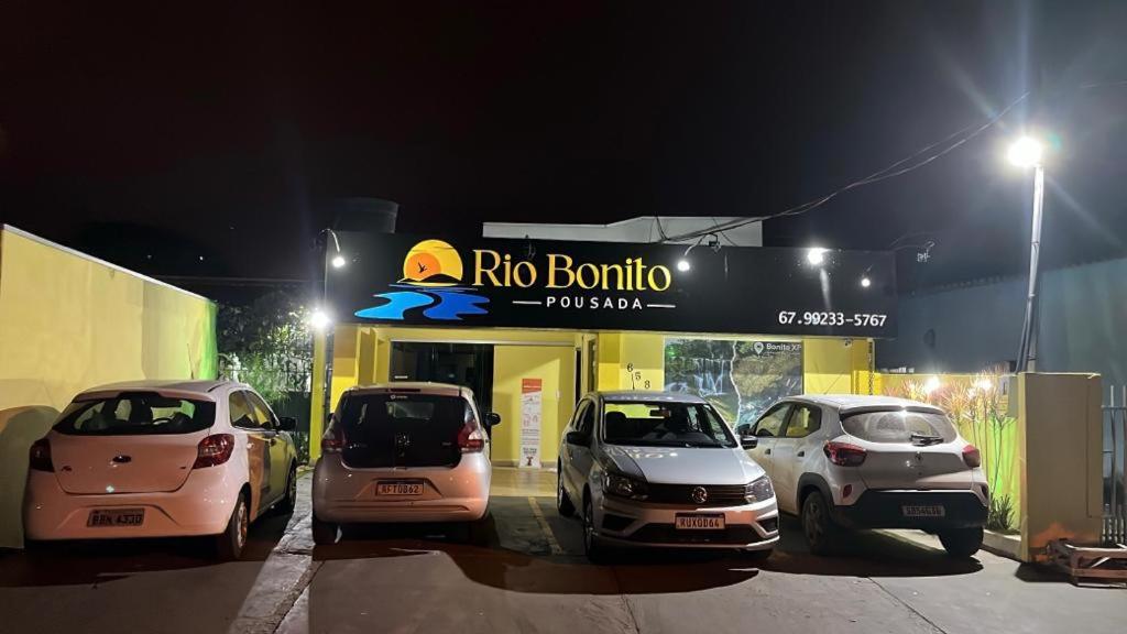 una fila de coches aparcados frente a una gasolinera de Navarino Bonino en Pousada Rio Bonito, en Bonito