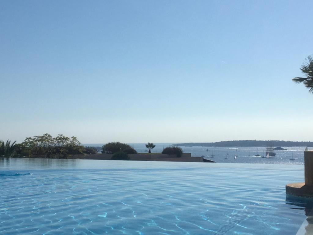 une piscine avec vue sur l'eau dans l'établissement CANNES VILLA FRANCIA, à Cannes