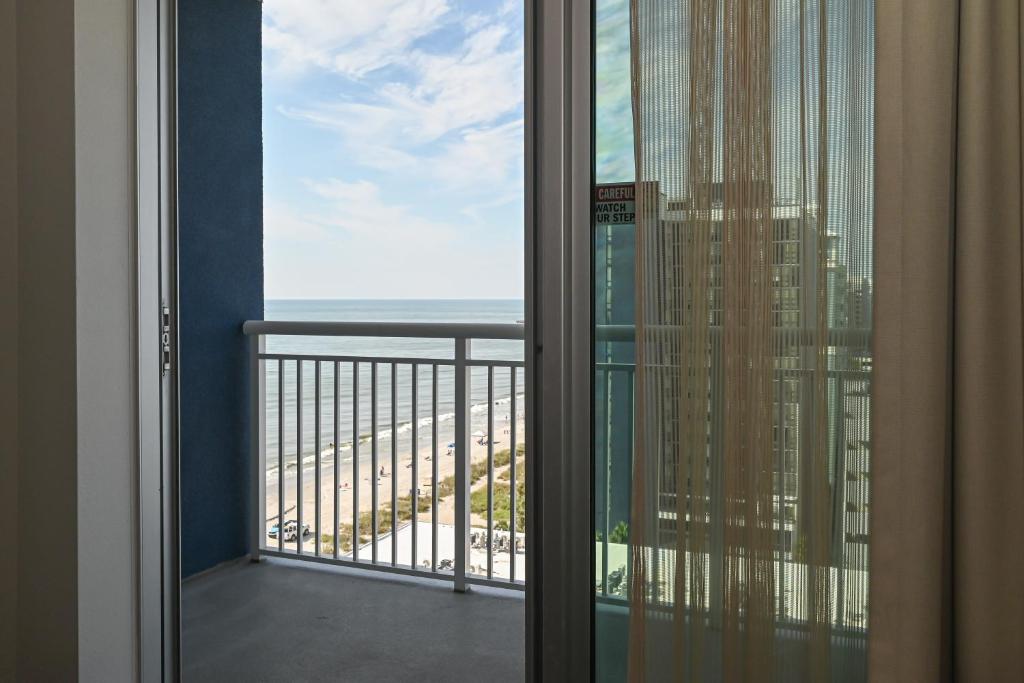 Residence Inn by Marriott Myrtle Beach Oceanfront - King Studio Avec Balcon Et Vue Sur L'océan Partiel - Entendre Accessible